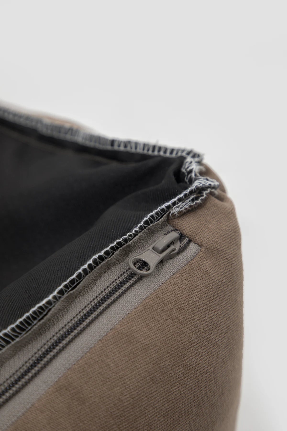 Close view of the bed cover zipper