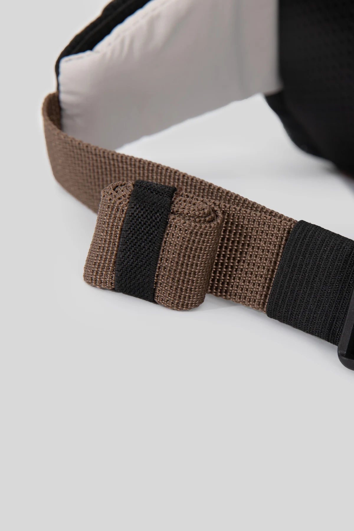 Adjustment buckle on the pack strap