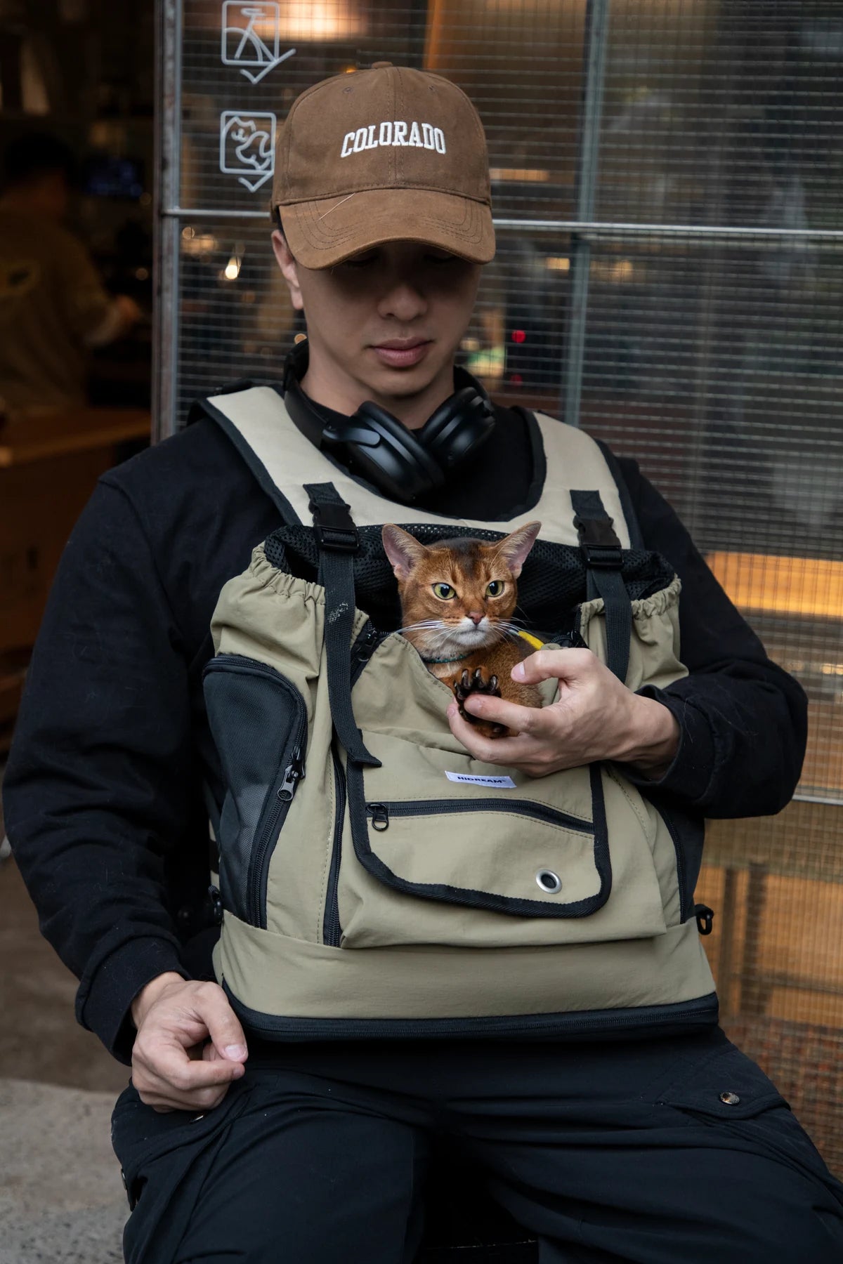 Owner with a cat in the Tea Brown carrier