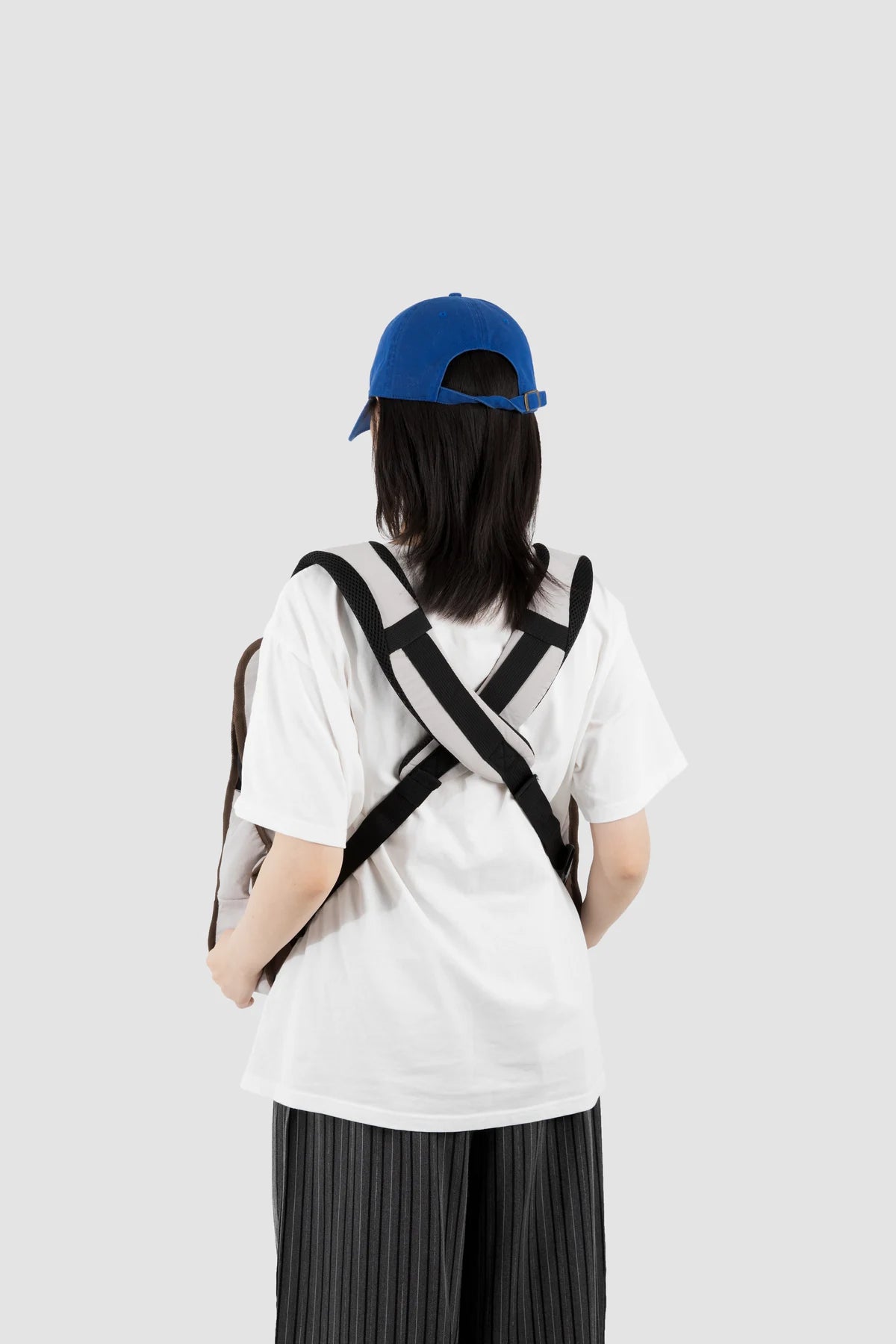Crossed strap arrangement on the wearer’s back